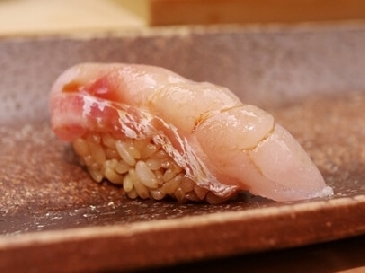 紅方頭魚壽司的照片
