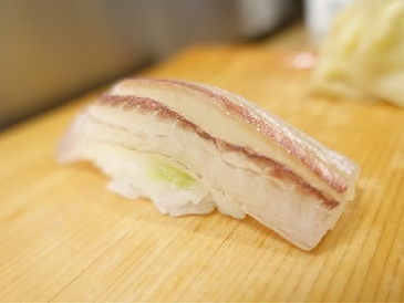 Corneta colorada (Akayagara)